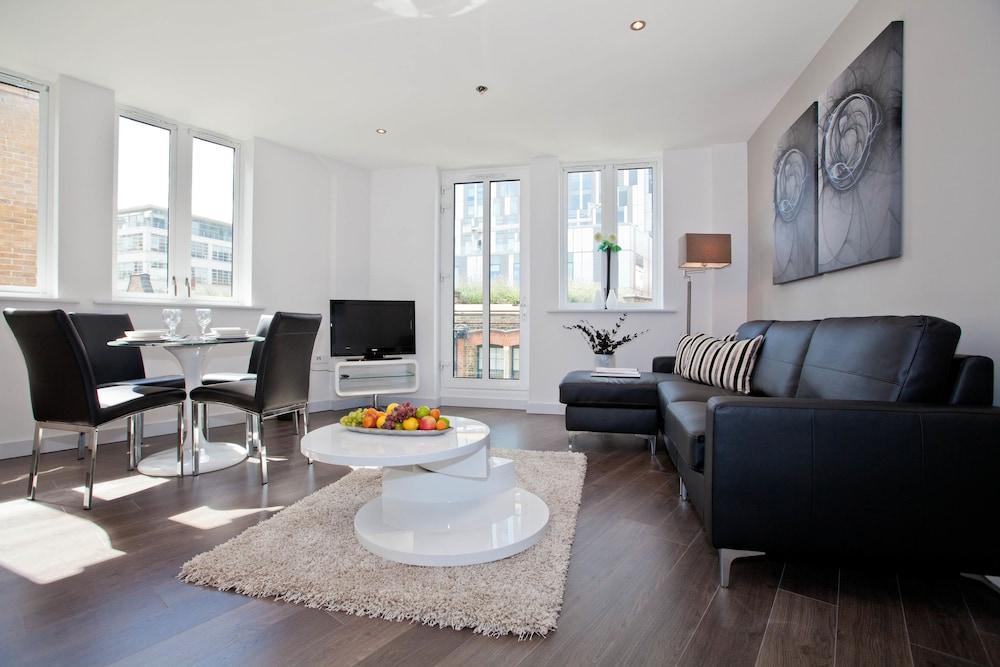 Hotel One White's Row Londra